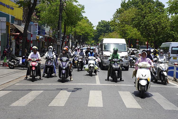 Nắng nóng gay gắt bao trùm Trung Bộ.
