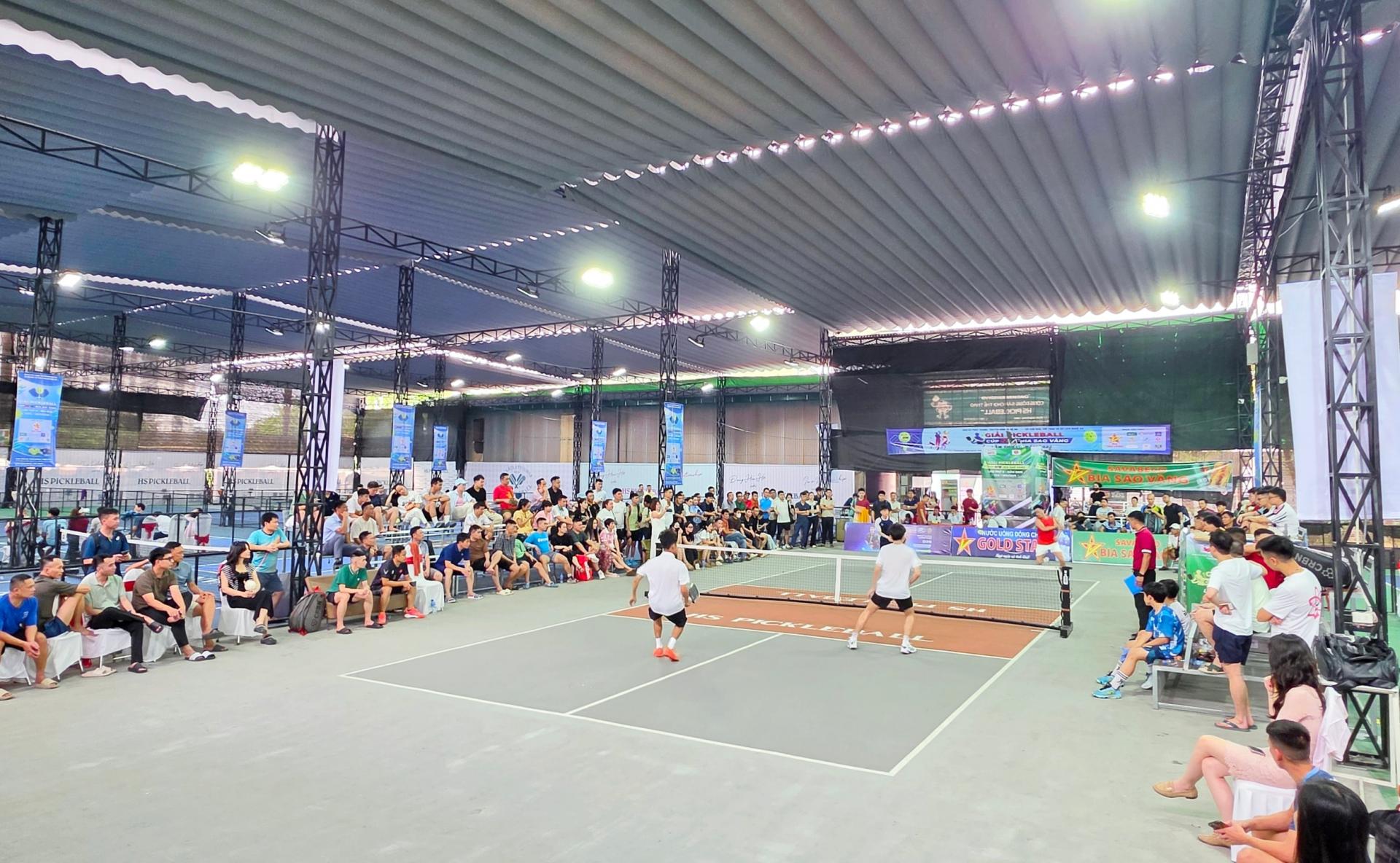 Ngay từ ngày đầu khởi tranh, Giải Pickleball Cúp NTV - Bia Sao Vàng lần thứ II năm 2026 đã mang đến những trận đấu hấp dẫn, kịch tính, thu hút đông đảo người hâm mộ đến sân theo dõi và cổ vũ. Ảnh: Đức Anh