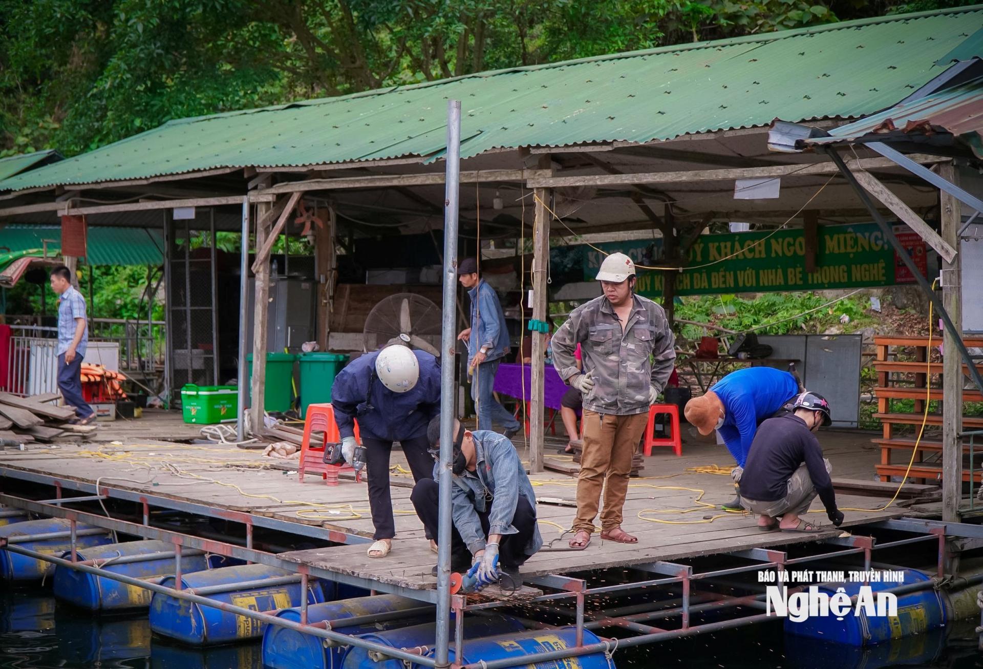 3 nhà hàng nổi ở khu vực Đập Phà Lài tự nguyện tháo dỡ, di dời công trình vi phạm. Ảnh: Thành Chung
