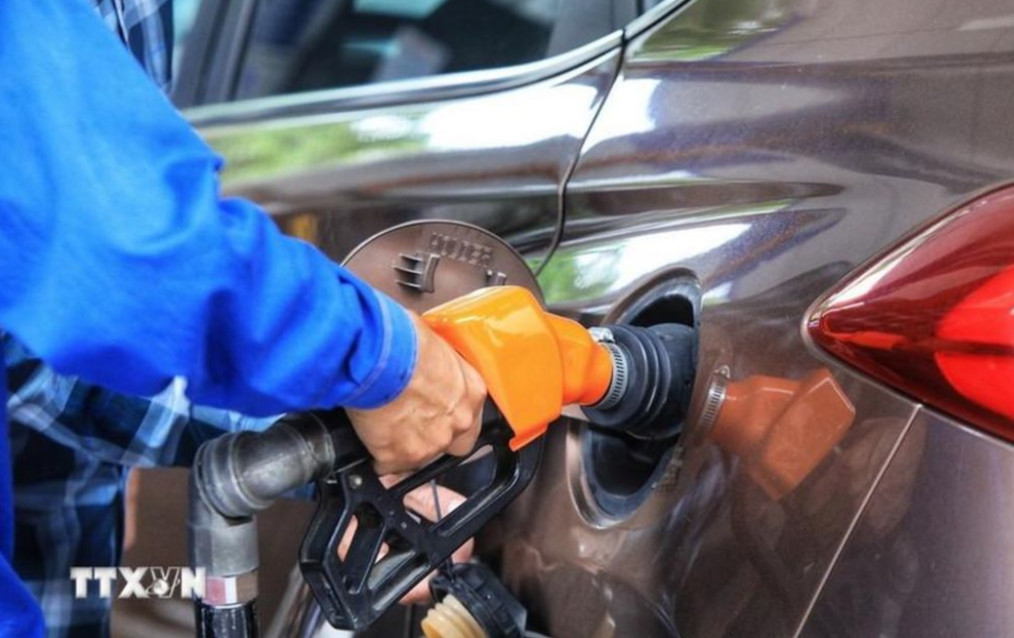 Nhân viên đổ xăng tại Hà Nội. (Ảnh: Trần Việt/TTXVN)