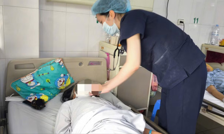 Bệnh nhân đang được chăm sóc tại BV Bệnh Nhiệt đới T.Ư.