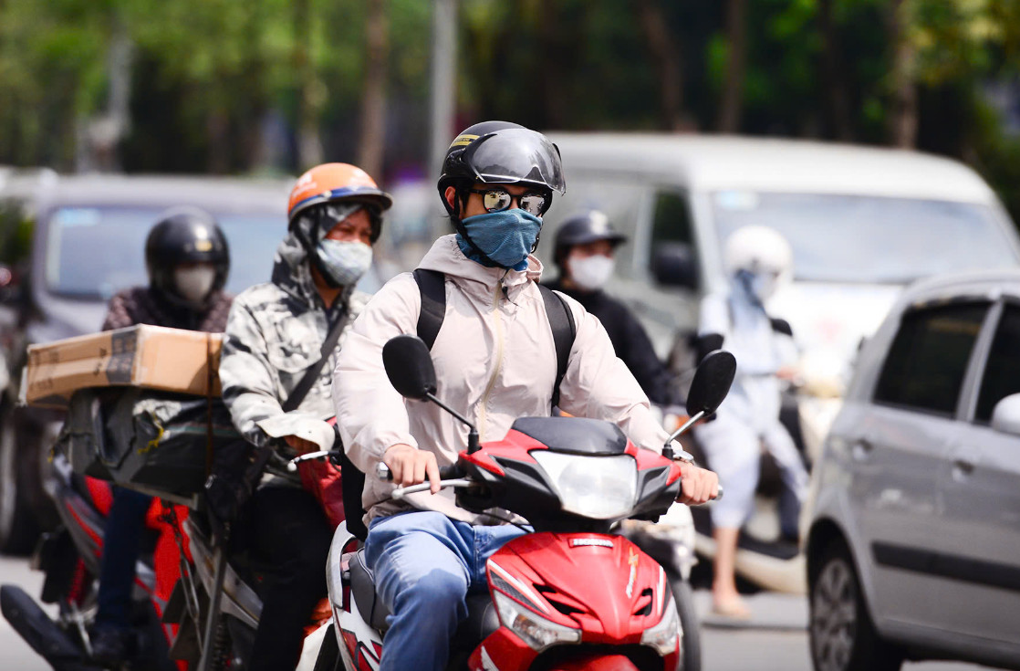 Nắng nóng gay gắt xuất hiện ở nhiều khu vực trên cả nước.