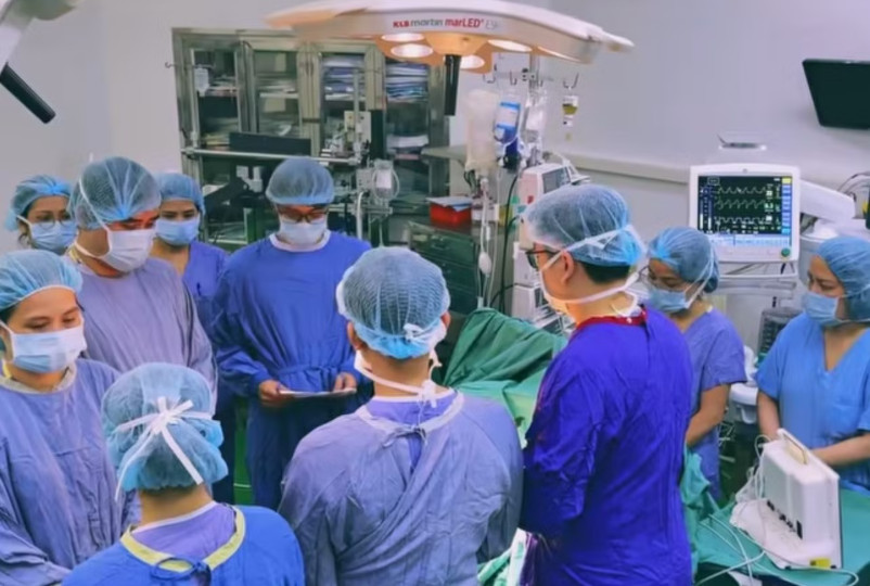 Các bác sĩ đọc lời tri ân cô gái trẻ trước khi lấy tạng hiến ghép cho bệnh nhân.