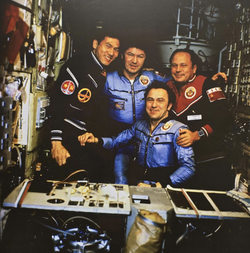 Các phi hành gia Viktor Gorbatko (áo đỏ), Phạm Tuân hội ngộ với Leonid Popov và Valery Ryumin trên trạm Salyut 6 chụp kỷ niệm. (Nguồn: Lưu trữ Liên bang Nga)