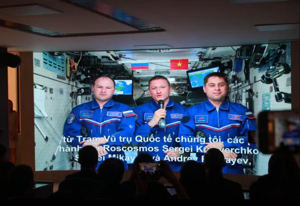 Phi hành gia Sergey Kud-Sverchkov (giữa) gửi lời chào từ vũ trụ về Trái Đất. (Ảnh: Minh Anh/Vietnam+)
