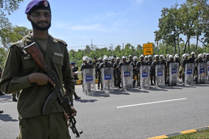 Cảnh sát chống bạo động xếp hàng dọc một con đường gần địa điểm dự kiến diễn ra các cuộc đàm phán Mỹ–Iran. Ảnh: Aamir Qureshi/AFP