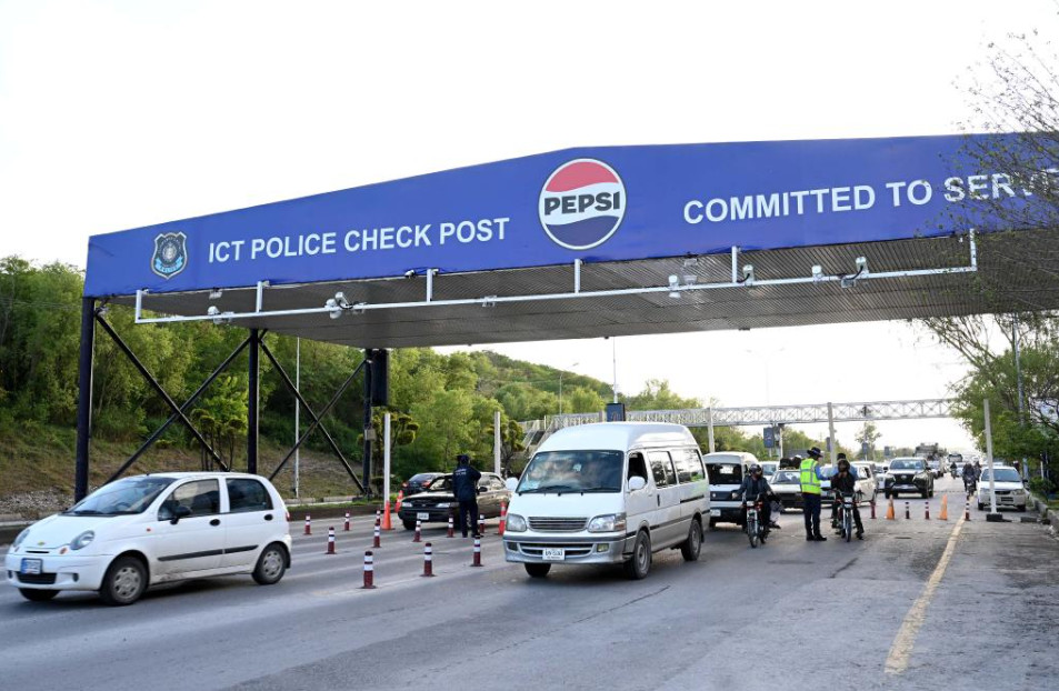 Các phương tiện di chuyển qua một chốt kiểm soát của cảnh sát tại thủ đô Islamabad (Pakistan) ngày 8-4. Ảnh: TÂN HOA XÃ