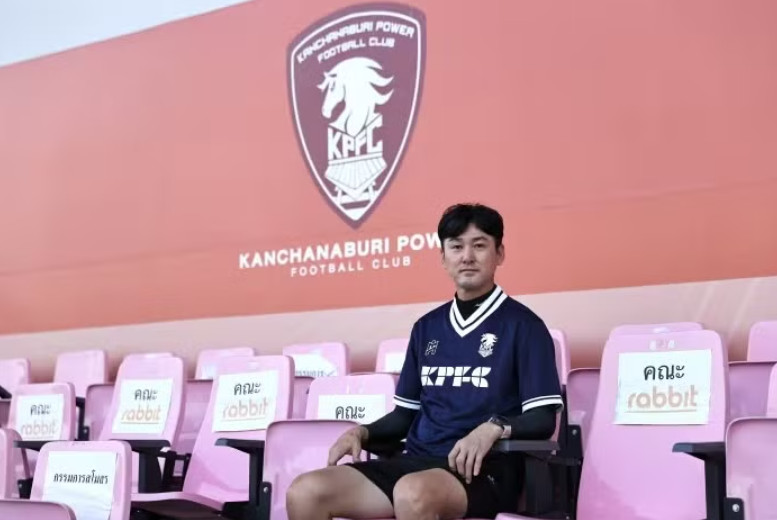 Ông Lee Jung-soo trong ngày ra mắt Kanchanaburi FC