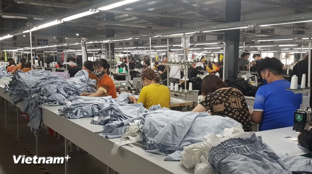 Nhiều ngân hàng đồng loạt giảm lãi suất huy động và cho vay, nhằm giảm chi phí vốn và thúc đẩy tăng trưởng kinh tế theo chủ trương của Chính phủ. (Ảnh: Vietnam+)