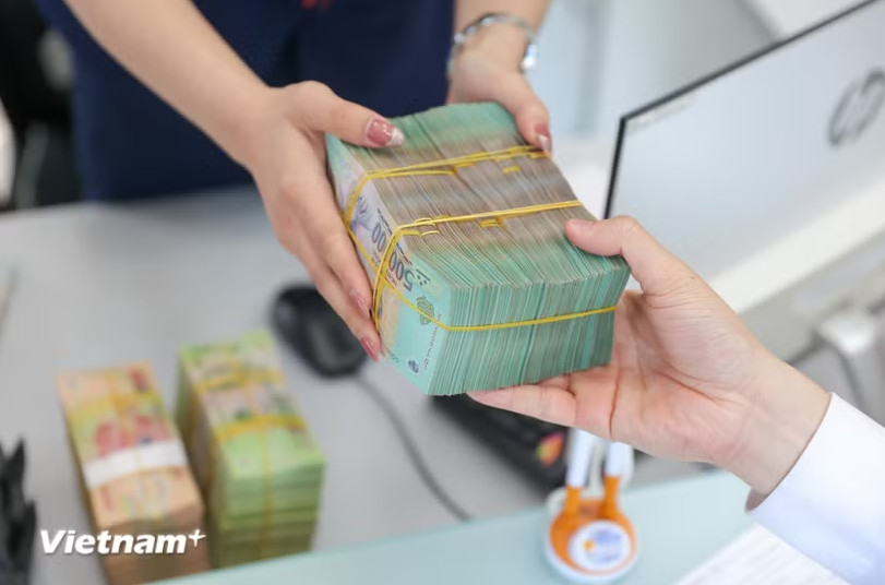 Ngân hàng nỗ lực giảm mặt bằng lãi suất hỗ trợ thúc đẩy tăng trưởng. (Ảnh: Vietnam+)