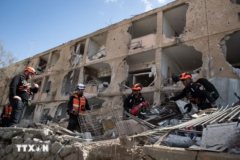 Tòa nhà ở Dimona, Israel bị phá huỷ do trúng tên lửa từ Iran ngày 22/3. (Ảnh: THX/TTXVN)