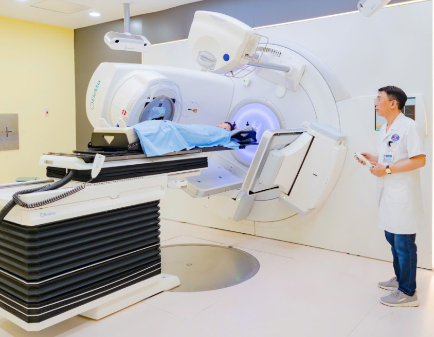 Điều trị ung thư bằng xạ trị ở Bệnh viện K. Ảnh: BVCC.
