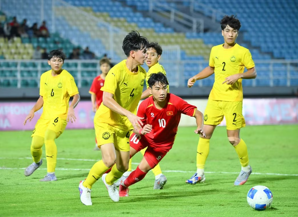 Nguyễn Lực đột phá giữa hàng thủ U17 Malaysia. Ảnh: VFF