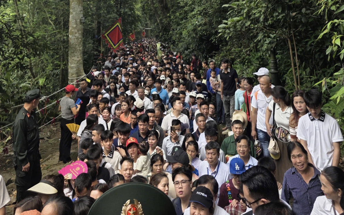 Các lối lên Đền đều chật cứng người.