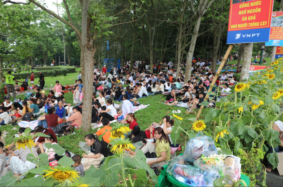 Vệ rừng Nghĩa Lĩnh có rất đông du khách tạm dừng nghỉ.