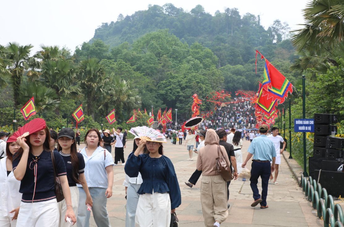 Tiết trời oi bức gần trưa nhưng lượng người đổ về Khu Di tích vẫn tăng cao.