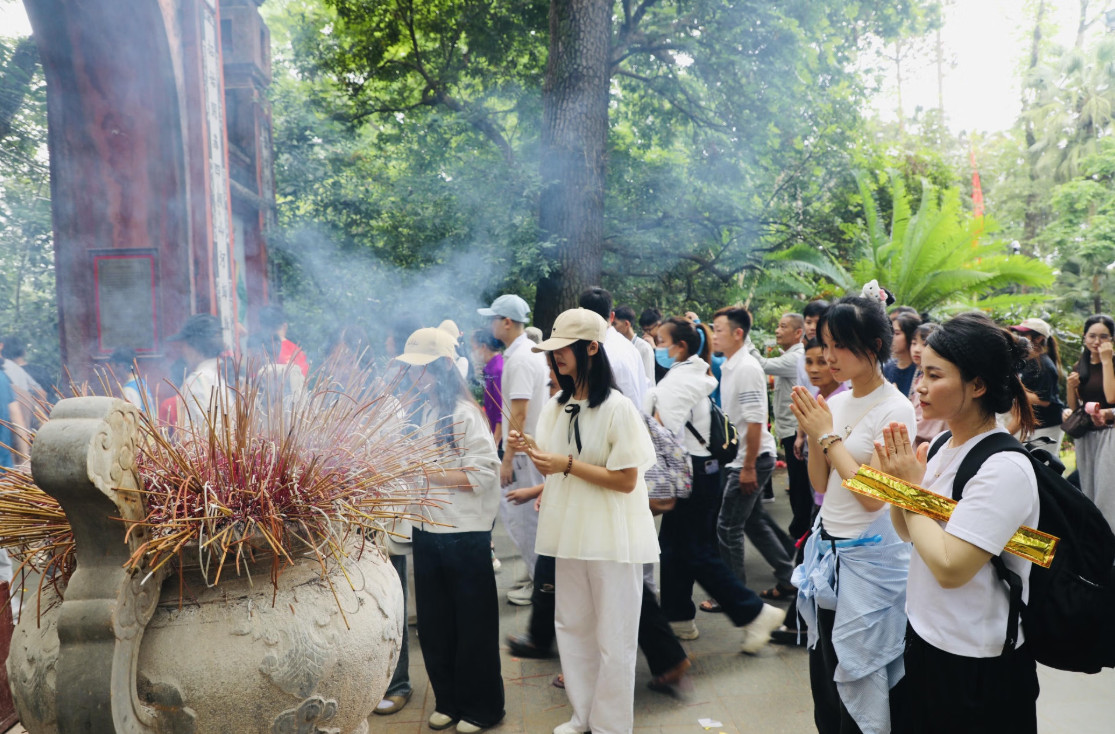 Du khách thập phương về Đền Hùng thắp hương tưởng niệm các Vua Hùng.