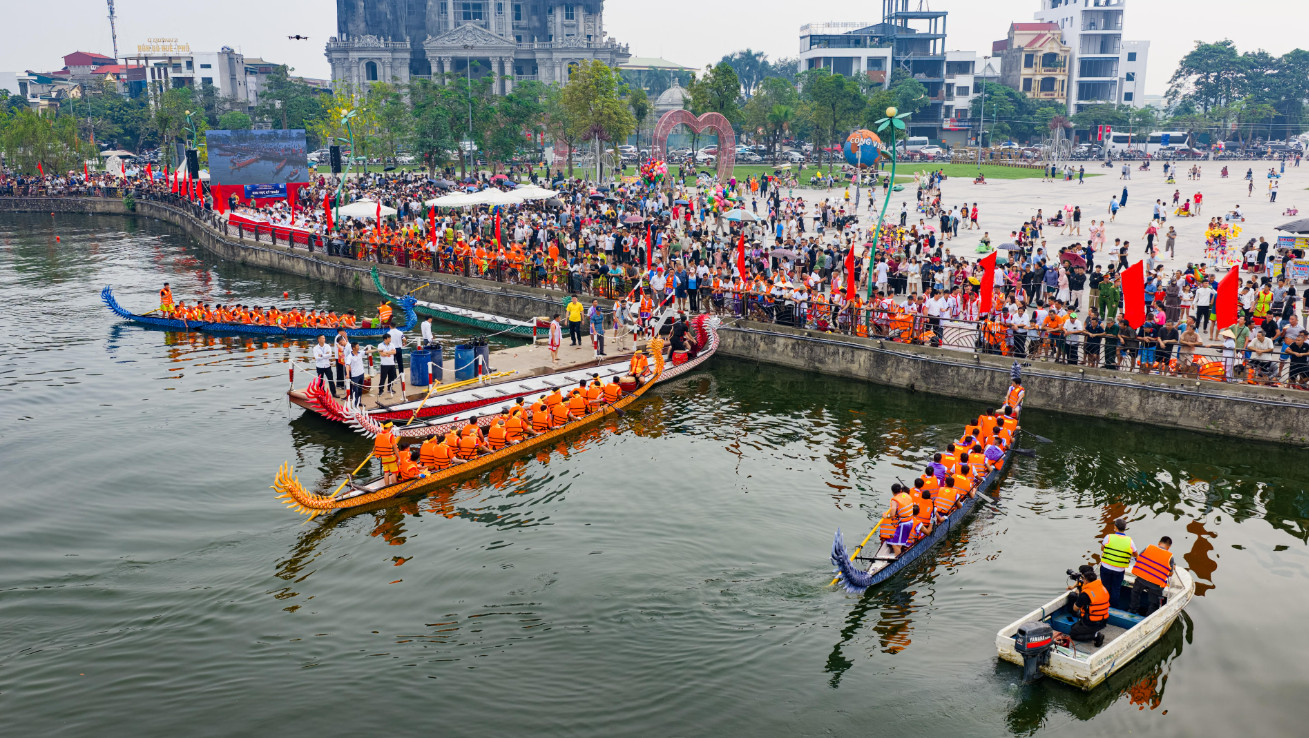 Bơi Chải - Giải thi thường niên của tỉnh Phú Thọ dịp Giỗ Tổ hấp dẫn du khách.