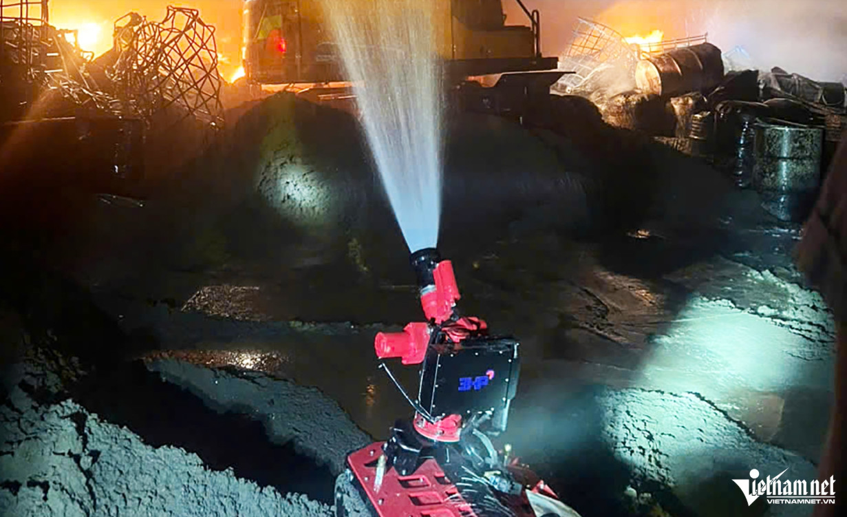 Robot chữa cháy được huy động dập lửa.