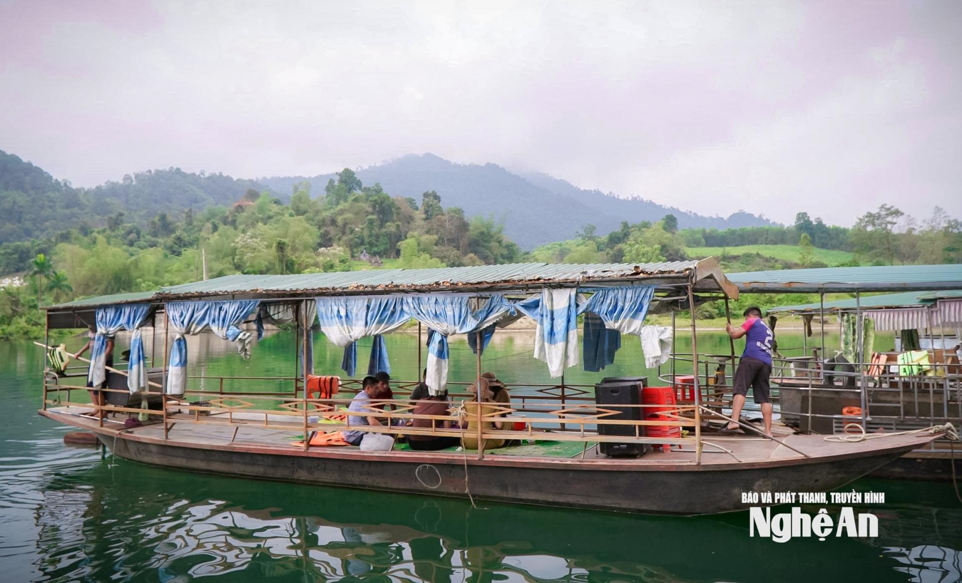 Xã Môn Sơn yêu cầu các thuyền bè chở khách du lịch di dời về bến đã được quy hoạch. Ảnh: Thành Chung