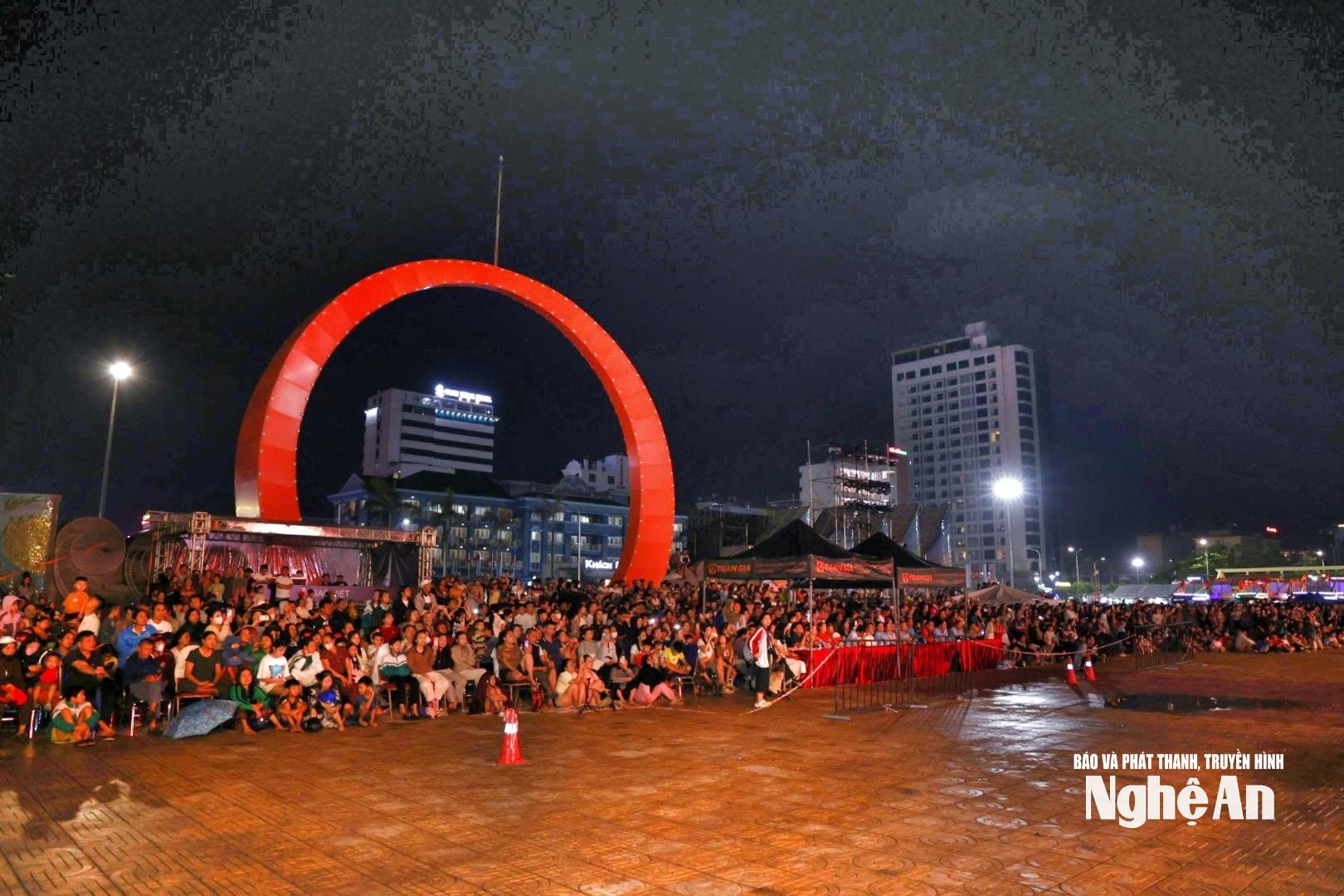 Đông đảo Nhân dân, du khách thưởng thức chương trình văn nghệ đặc sắc tại Lễ khai mạc Festival Du lịch Cửa Lò năm 2026. Ảnh: Minh Quân