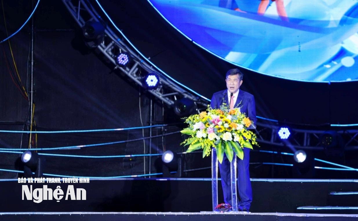 Đồng chí Thái Văn Thành - Ủy viên Ban Chấp hành Đảng bộ tỉnh, Phó Chủ tịch UBND tỉnh phát biểu khai mạc Festival Du lịch Cửa Lò năm 2026. Ảnh: Minh Quân