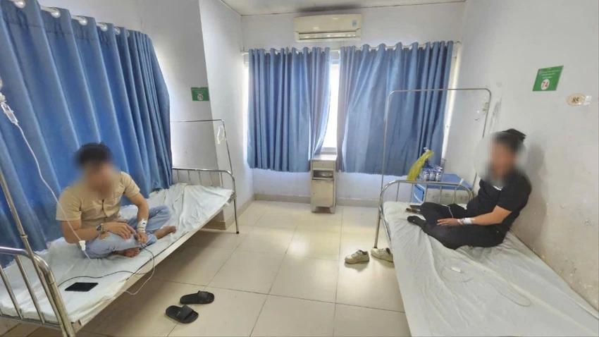 Hai trong số những người nhập viện sau khi ăn vếch bò. Ảnh: Y.T