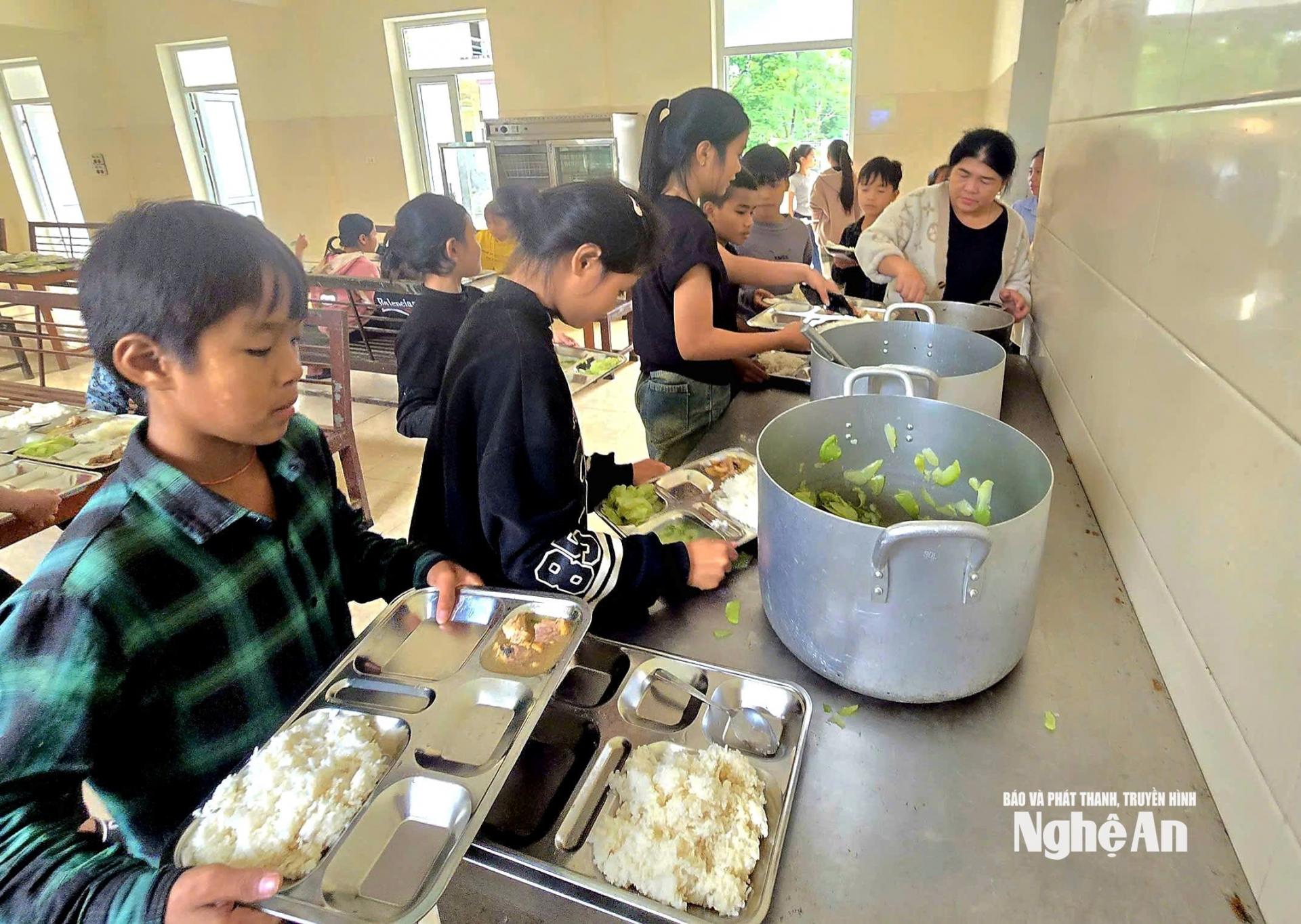 Học sinh một trường vùng cao ở Nghệ An tại nhà ăn bán trú. Ảnh: Tiến Hùng