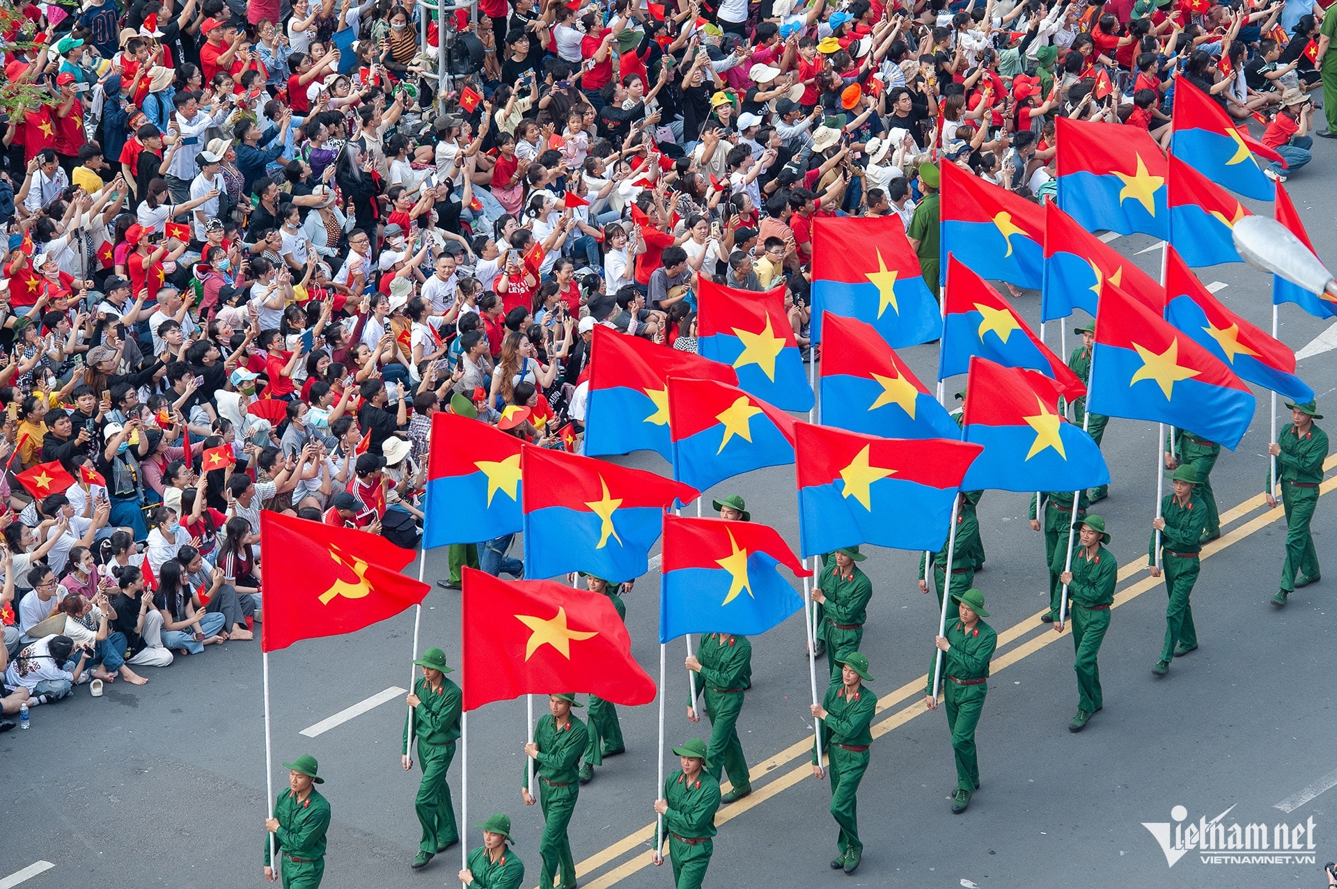Các chiến sĩ Giải phóng quân và lá cờ Mặt trận dân tộc giải phóng miền Nam Việt Nam tại lễ kỷ niệm 50 năm Ngày thống nhất đất nước (30/4/1975 - 30/4/2025). Ảnh: Thế Bằng