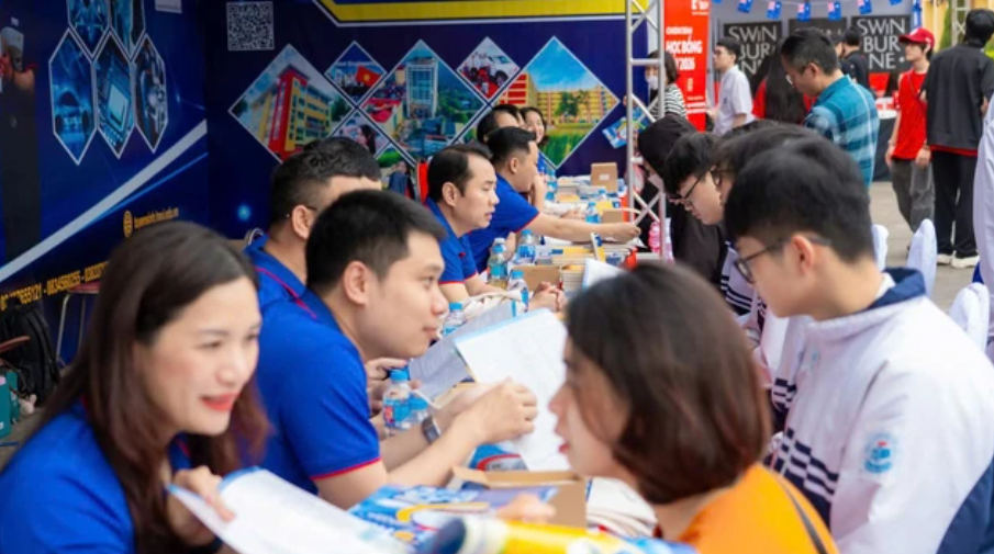 Học sinh lớp 12 tại một buổi tư vấn hướng nghiệp.