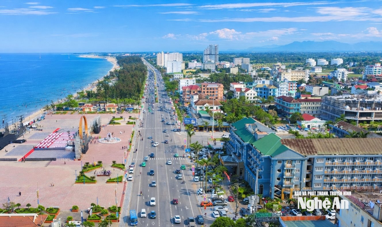 Phố biển Cửa Lò có hàng trăm cơ sở lưu trú, phục vụ du khách. Ảnh: Q.A