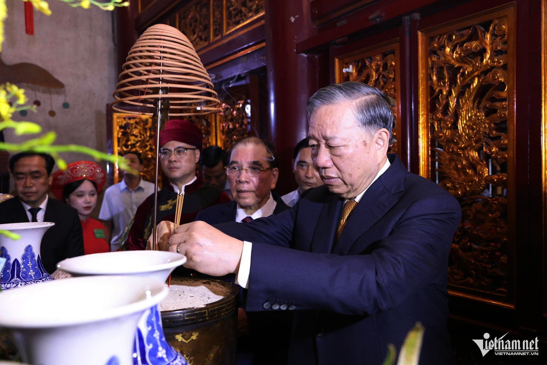 Tổng Bí thư, Chủ tịch nước Tô Lâm dâng hương trong Thượng cung tại Đền Thượng