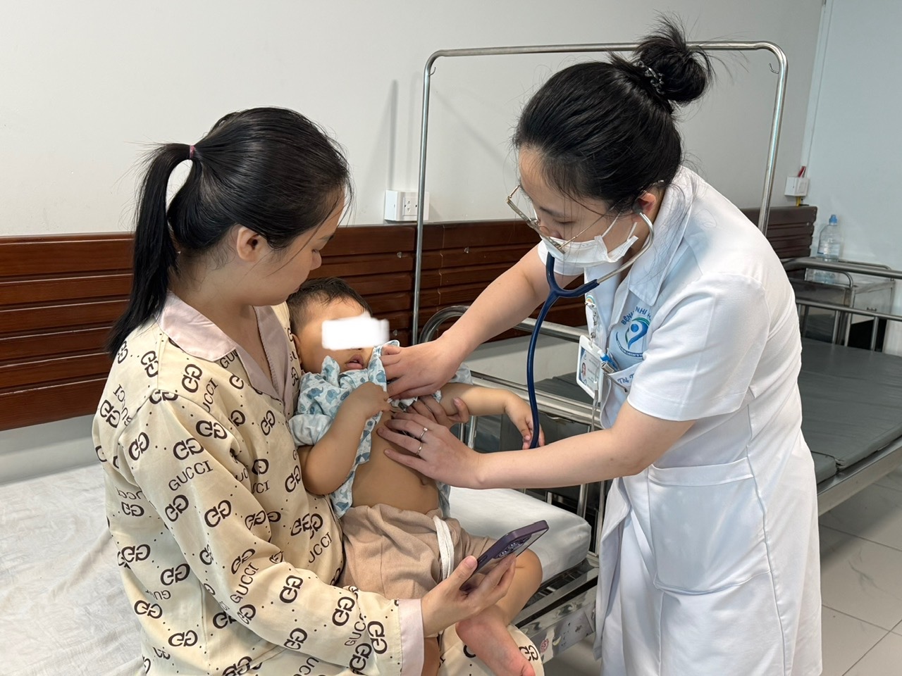 Trẻ mắc tay chân miệng điều trị tại Bệnh viện Nhi Hà Nội. Ảnh: Tạ Nguyên