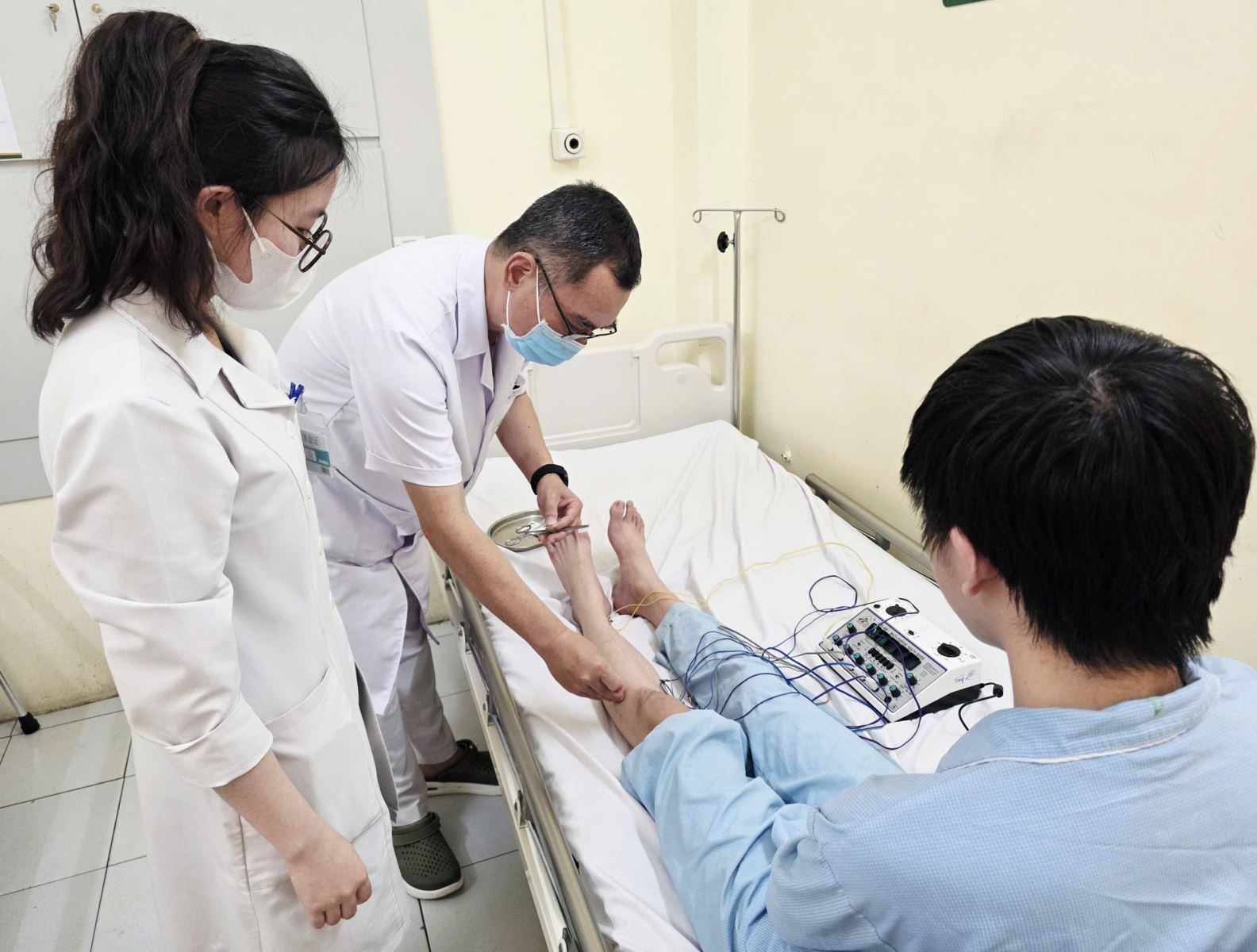 Nam thanh niên bị yếu liệt chân, điều trị tại Bệnh viện Bạch Mai.