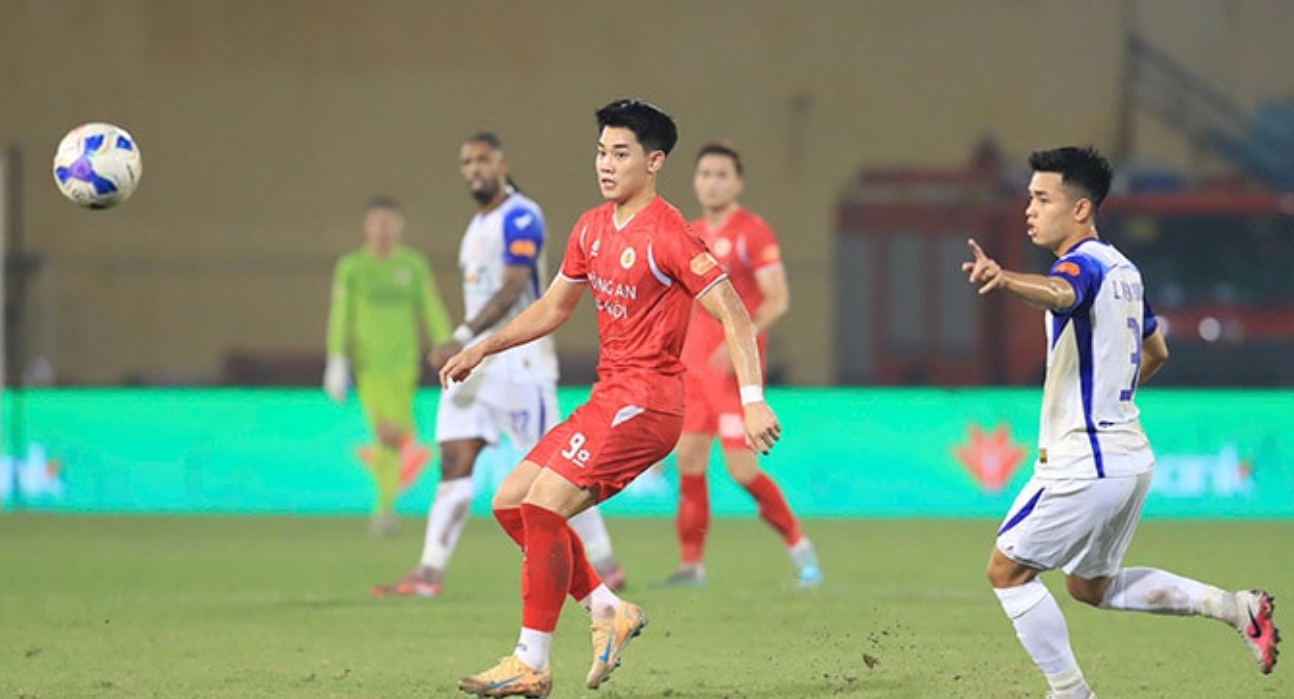 Đình Bắc thể hiện phong độ làm bàn hủy diệt với 7 bàn chỉ sau 4 trận đấu liên tiếp. Ảnh: Minh Tuấn