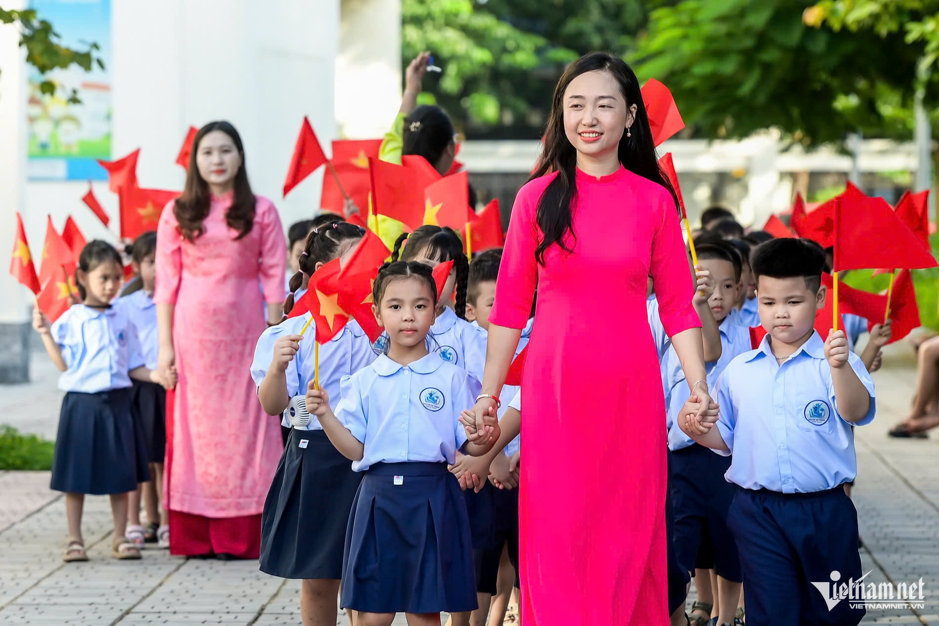 Giáo viên và học sinh tiểu học trong lễ khai giảng năm học mới. Ảnh: Trọng Tùng