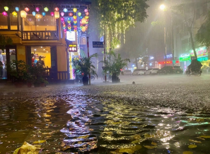 Cảnh báo dông lốc kèm theo mưa đá, các địa phương chủ động ứng phó.