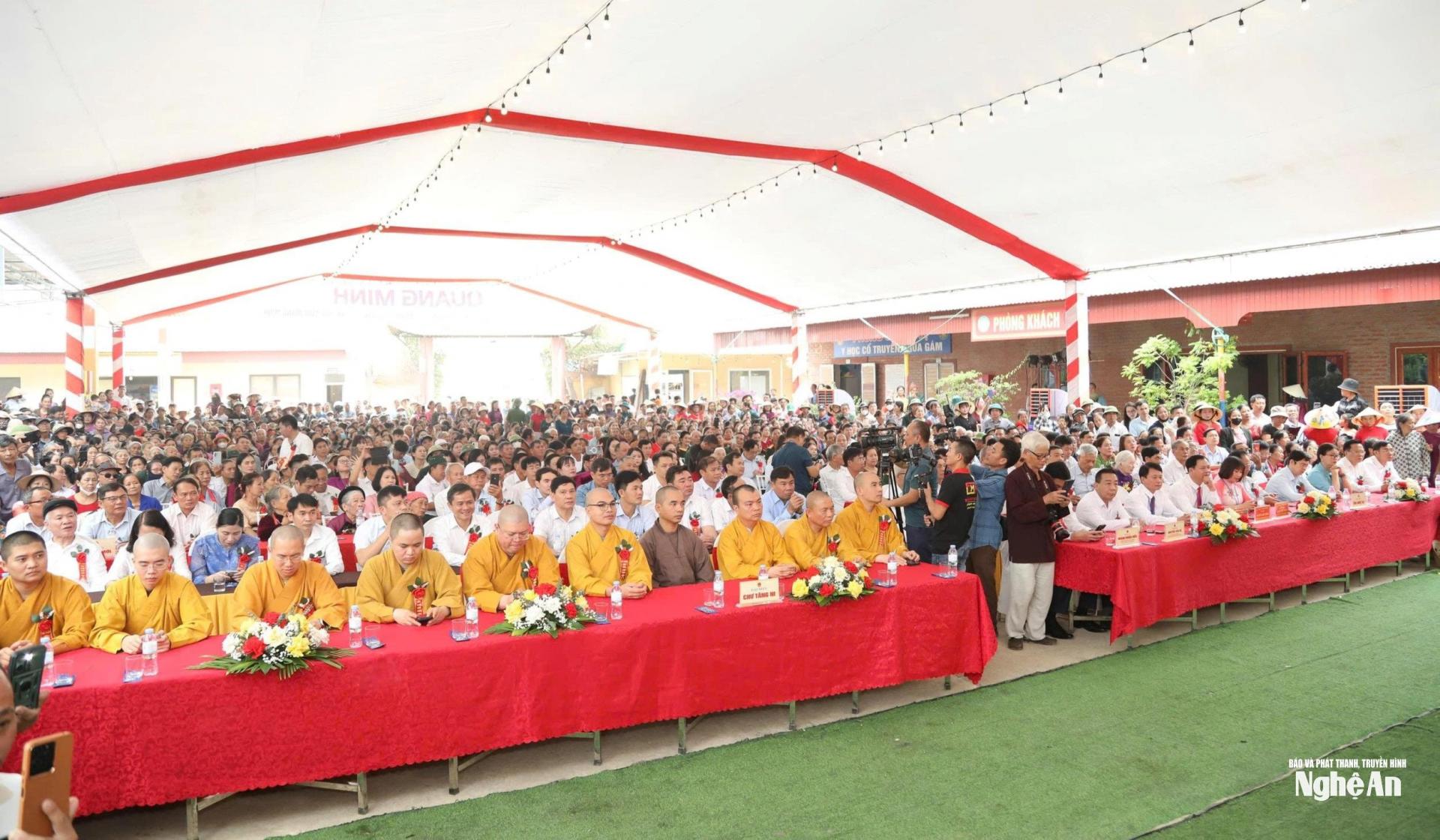 Đông đảo đại biểu và người dân dự Lễ khai mạc Lễ hội Đền - Chùa Gám năm 2026. Ảnh: Hồng Nhung