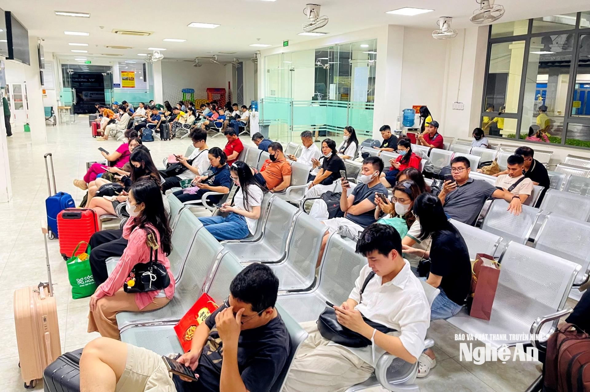 Giá nhiên liệu biến động ảnh hưởng đến giá vé. Ảnh: Q.A