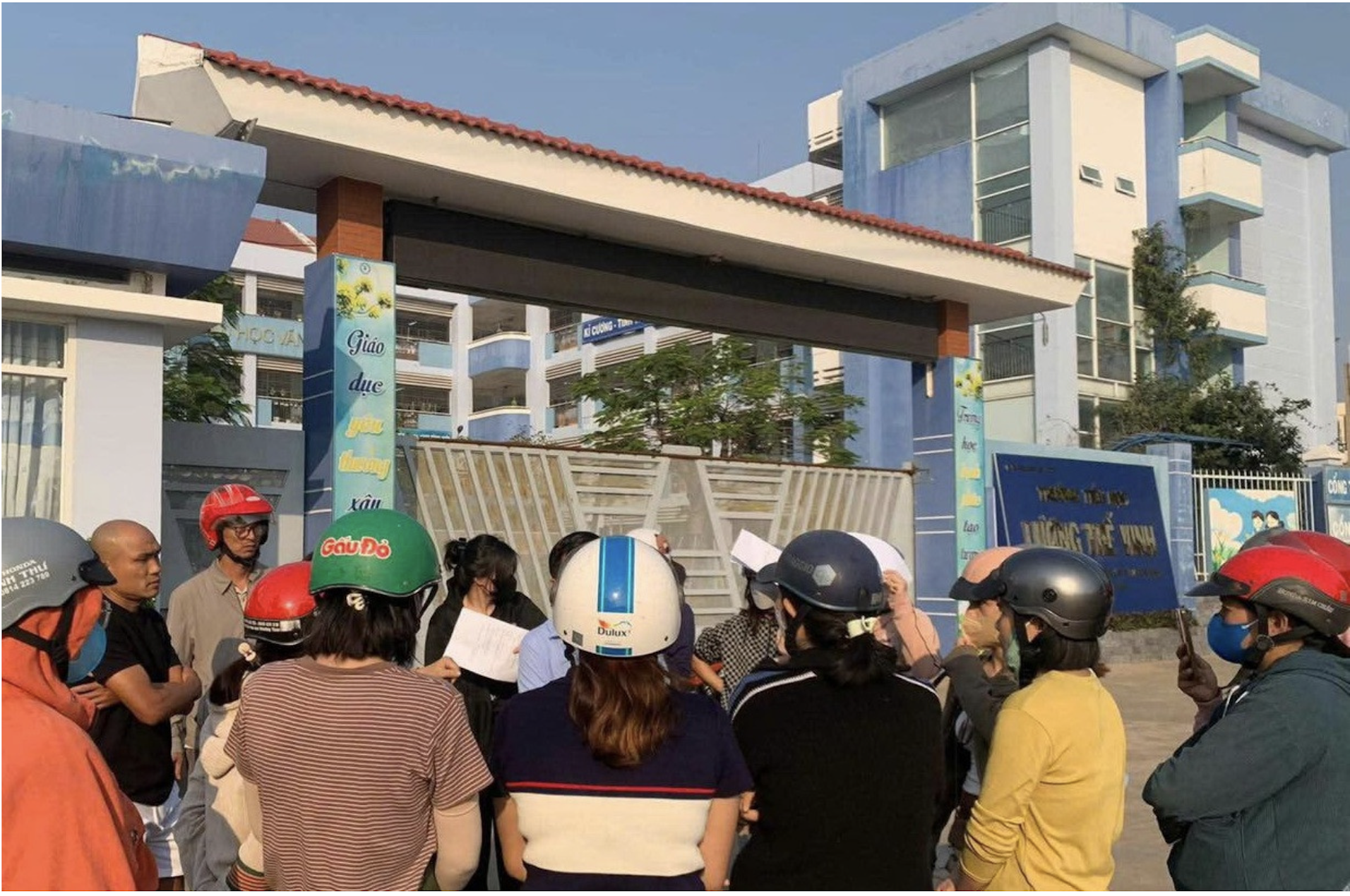 Giáo viên ở Trường Tiểu học Lương Thế Vinh, TPHCM phạt học sinh chích kim tiêm vào tay khiến nhiều phụ huynh bức xúc. 