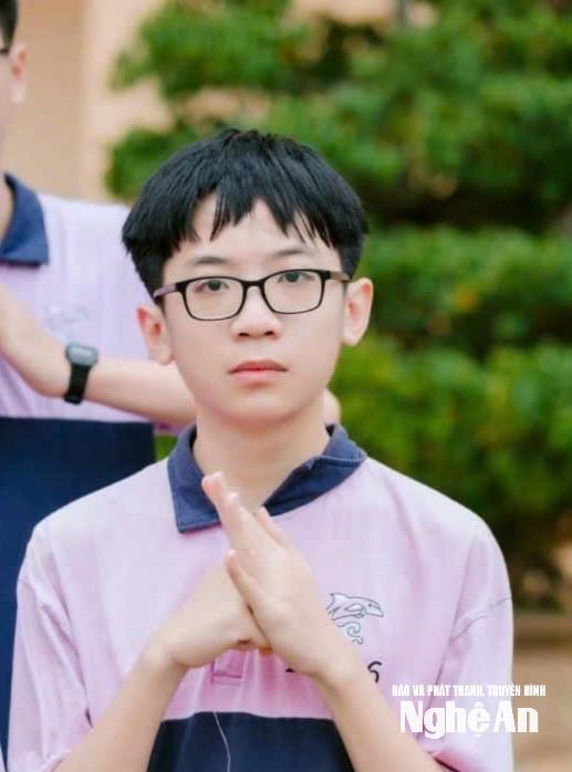 Em Nguyễn Hoàng Phương, học sinh lớp 11A1, Trường THPT chuyên Phan Bội Châu. Ảnh: NTCC