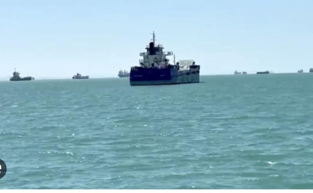 Tàu mắc kẹt ở eo biển Hormuz. Ảnh: Al Jazeera. 