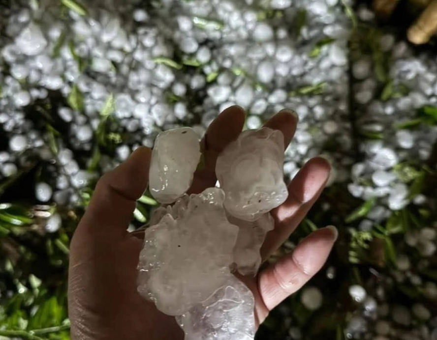 Mưa đá rất lớn ở Lào Cai lúc rạng sáng nay.
