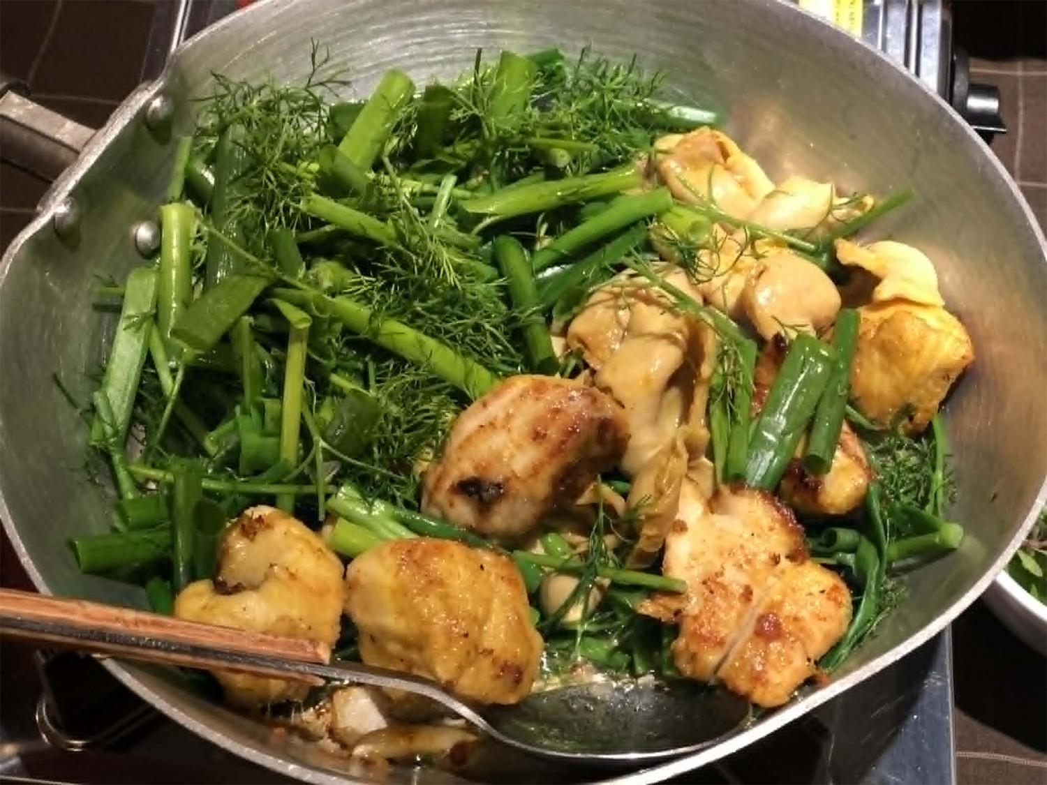 Ăn nhiều rau và cá béo tốt cho sức khỏe tim mạch. Ảnh: Ban Mai