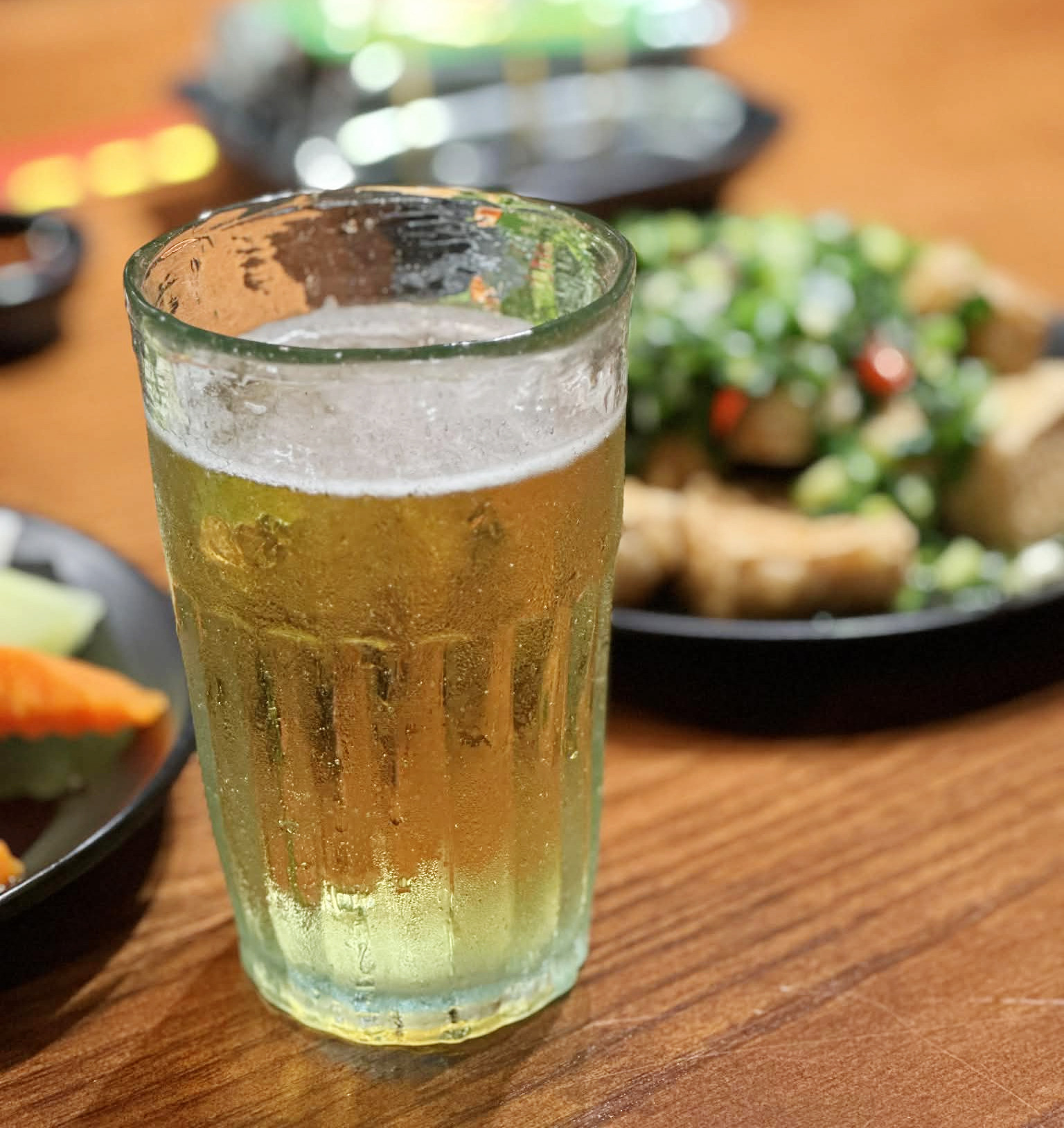 Dùng nhiều rượu bia, đồ ăn dầu mỡ vào buổi tối không tốt cho gan. Ảnh: Ban Mai