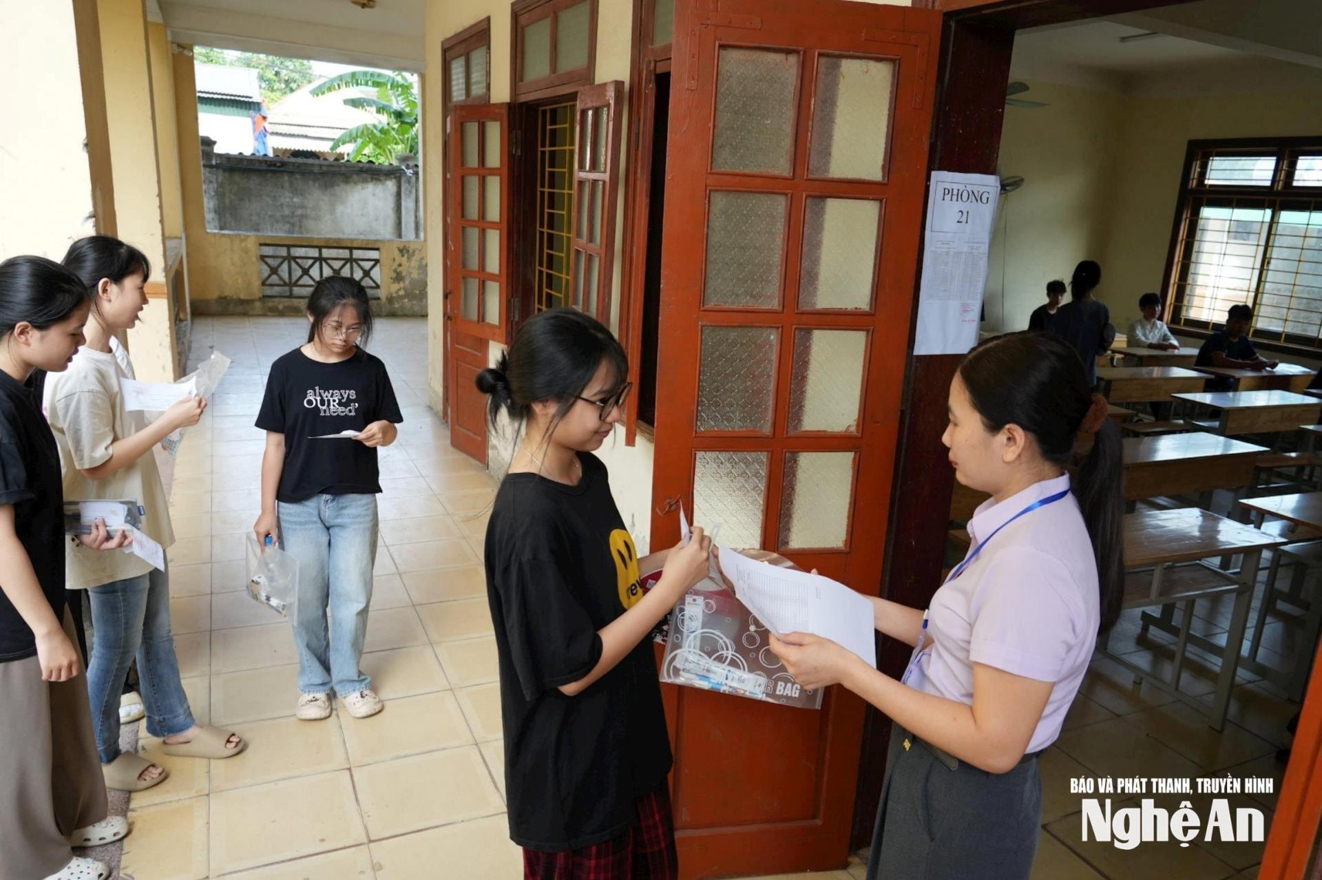 Thí sinh dự thi lớp 10 vào Trường THPT Thái Lão. Ảnh: Mỹ Hà