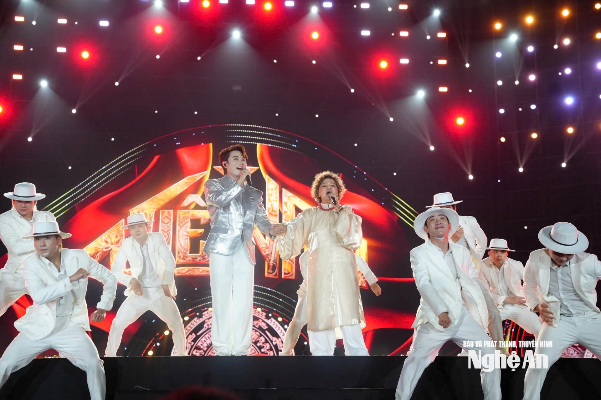 Một tiết mục trong chương trình nghệ thuật “Thanh âm kỷ nguyên mới”. Ảnh: P.V