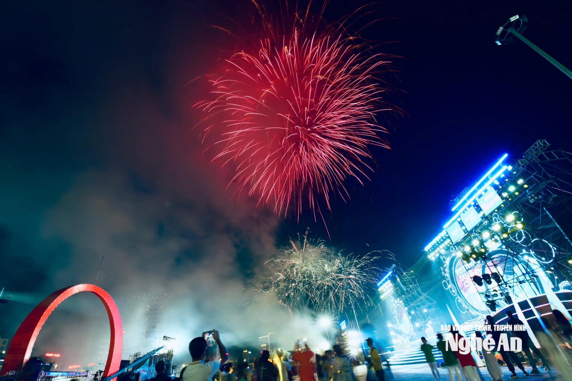 Màn pháo hoa tầm cao rực rỡ thắp sáng bầu trời biển Cửa Lò. Ảnh: Võ Khánh