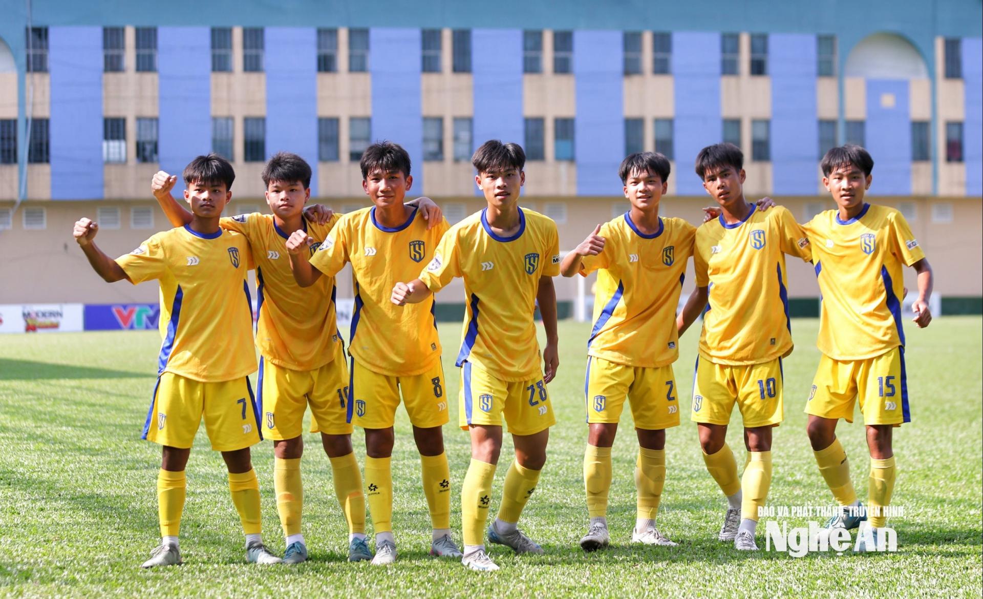 Màn ăn mừng của U15 SLNA. Ảnh: Đức Anh