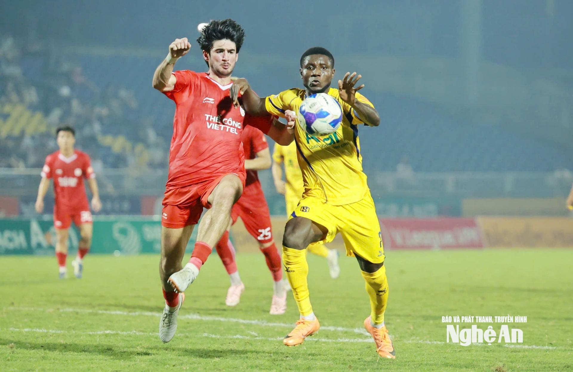 Olaha là nhân tố đặc biệt quan trọng trong đội hình của SLNA. Ảnh: SLNA